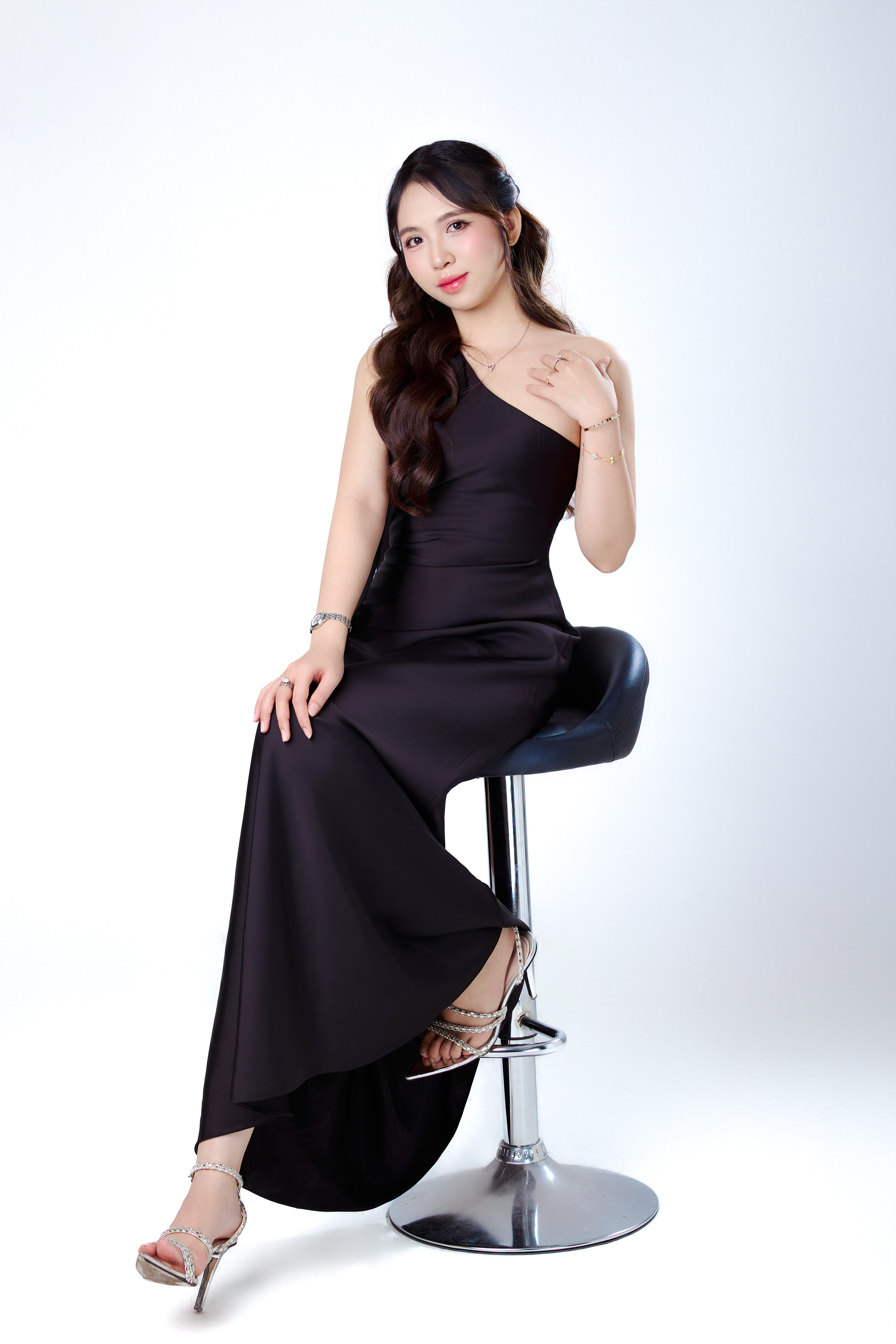 Profile Phượng Vĩ - Tạo dáng ghế bar