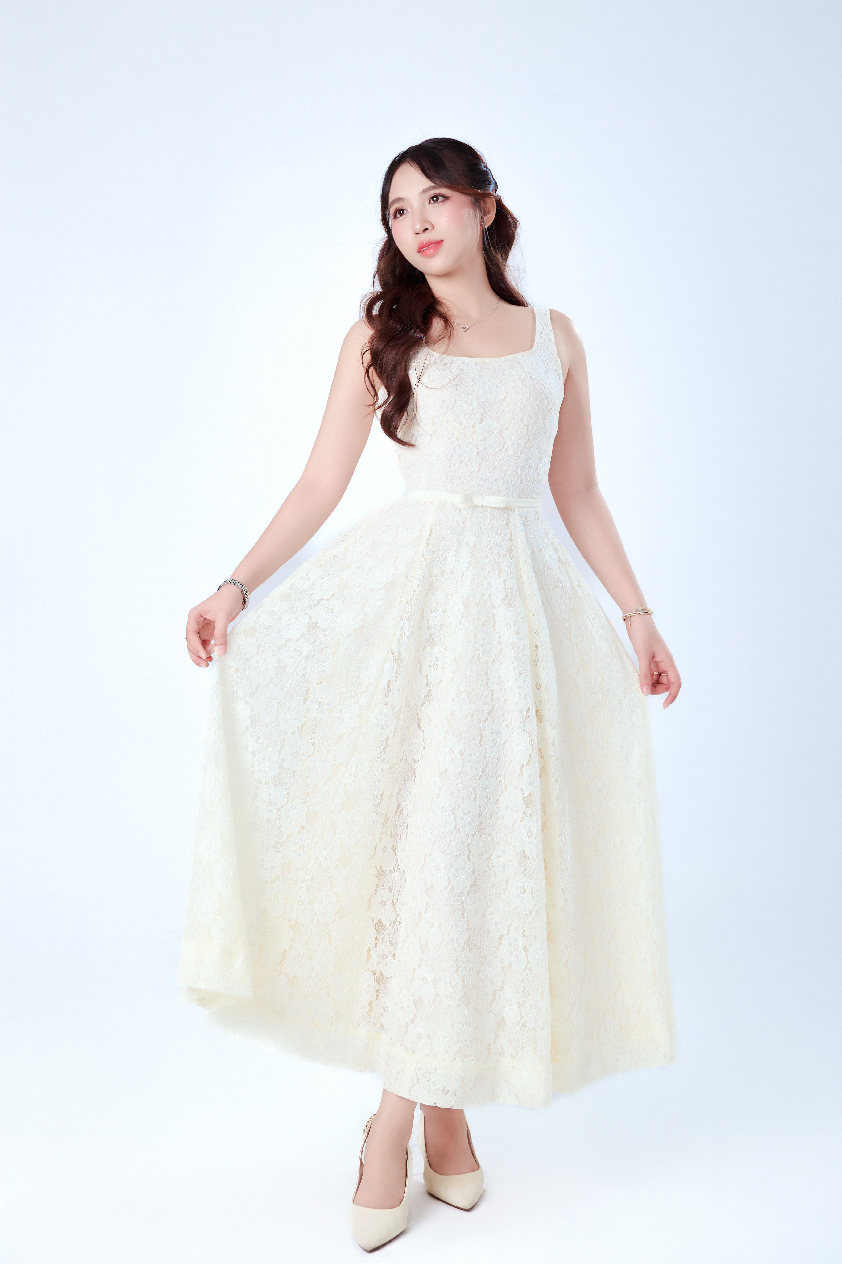 Profile Phượng Vĩ - Đầm ren trắng bồng bềnh